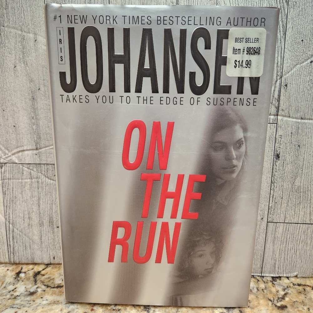 On The Run Hardcover Book Iris Johansen A Novel 🌙